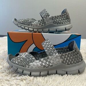 Bernie Mev kids comfi girls casual Mary Jane silver and grey size 33 / 1.5
